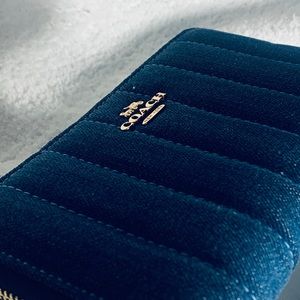 Denim and smooth leather
Nine credit card slot’s
Full-length bill compartment